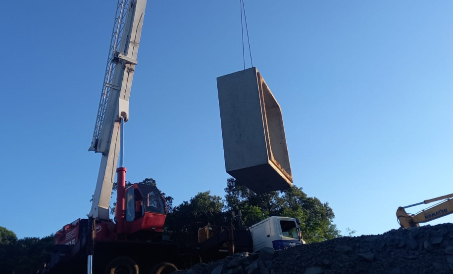 Obra de recuperação da PR-540 em Entre Rios - lançamento de aduelas das galerias de concreto