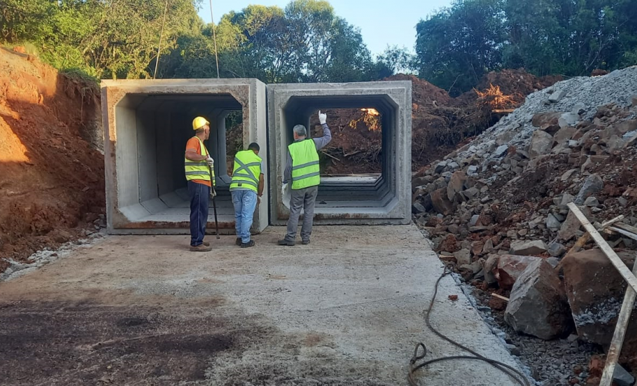 Obra de recuperação da PR-540 em Entre Rios - lançamento de aduelas das galerias de concreto