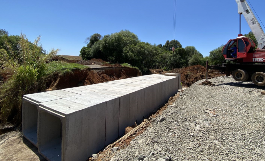 Obra de recuperação da PR-540 em Entre Rios - lançamento de aduelas das galerias de concreto