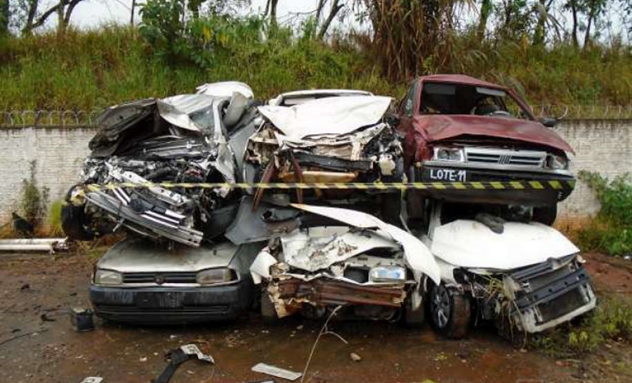 Sucatas no pátio do BPRv em Arapoti