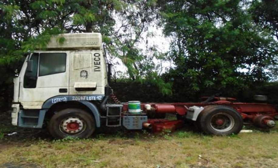 Sucatas no pátio do BPRv em Arapoti - caminhão Iveco, sucata mais valiosa do leilão