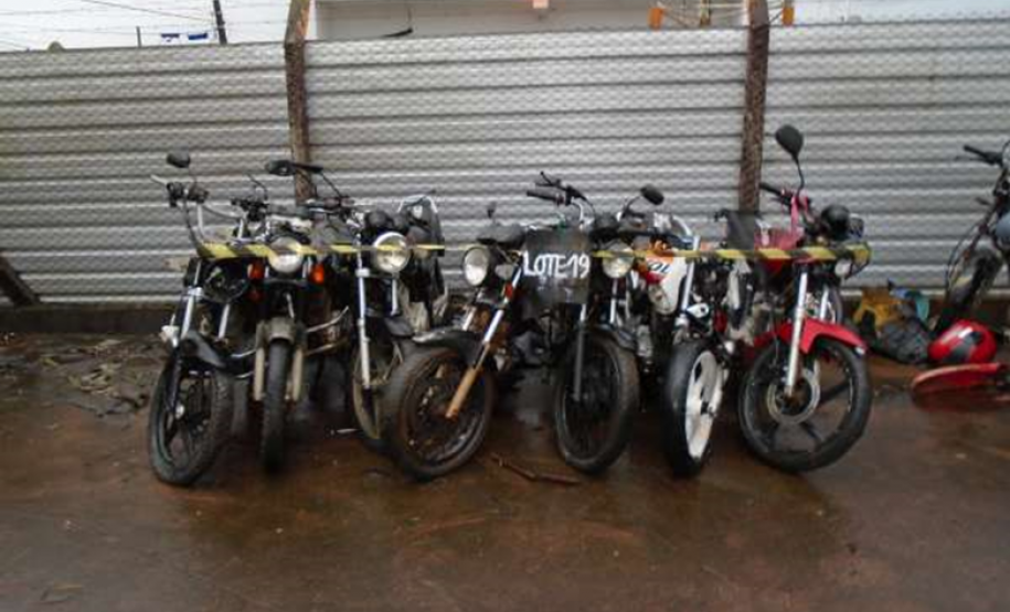 Sucatas no pátio do DER/PR em Ponta Grossa