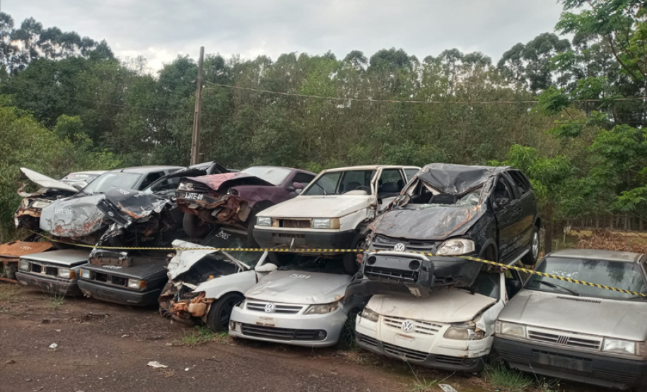 Sucatas em pedreira em Ibiporã