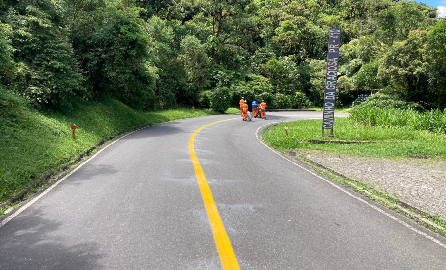 Serviços de sinalização rodoviária na Estrada da Graciosa