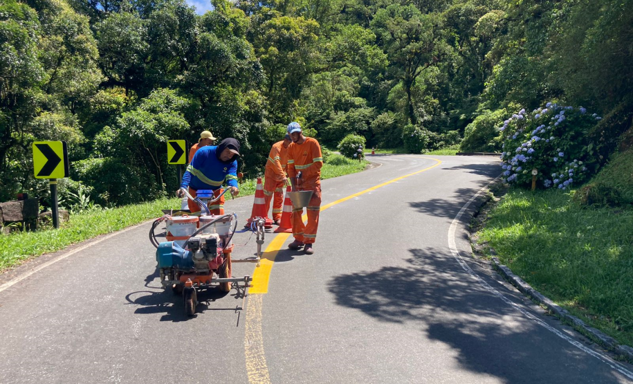Serviços de sinalização rodoviária na Estrada da Graciosa