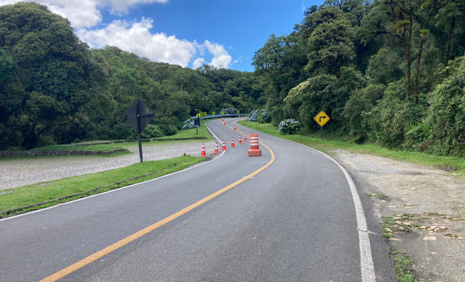 Serviços de sinalização rodoviária na Estrada da Graciosa