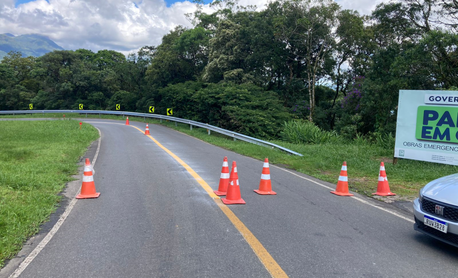 Serviços de sinalização rodoviária na Estrada da Graciosa