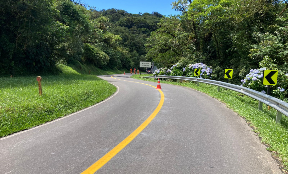 Serviços de sinalização rodoviária na Estrada da Graciosa
