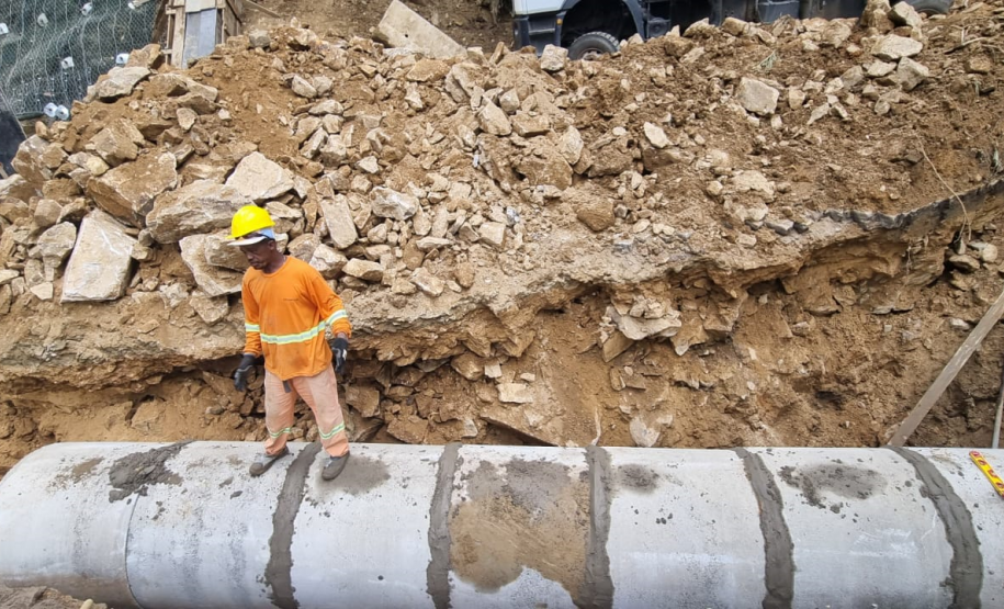 Implantação de novo bueiro no km 11+200 da Estrada da Graciosa