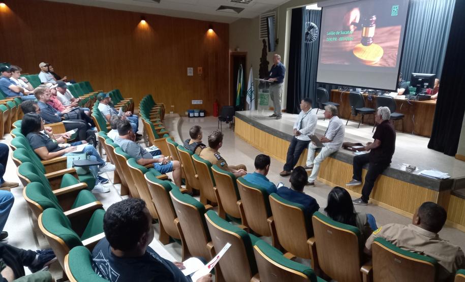 Leilão de sucatas realizado no auditório do DER/PR