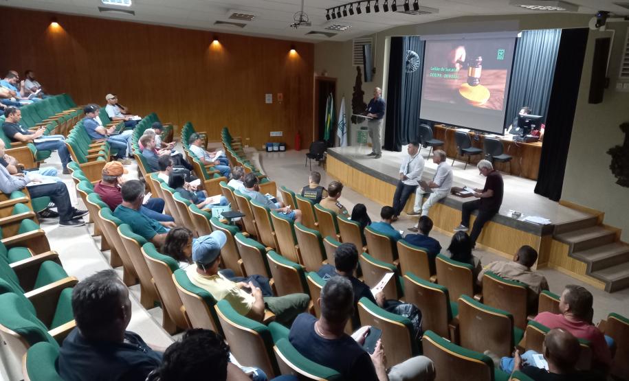 Leilão de sucatas realizado no auditório do DER/PR