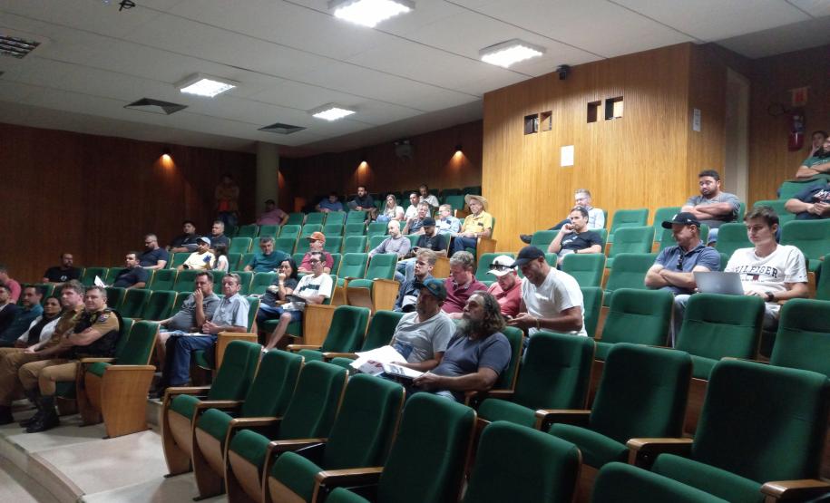 Leilão de sucatas realizado no auditório do DER/PR