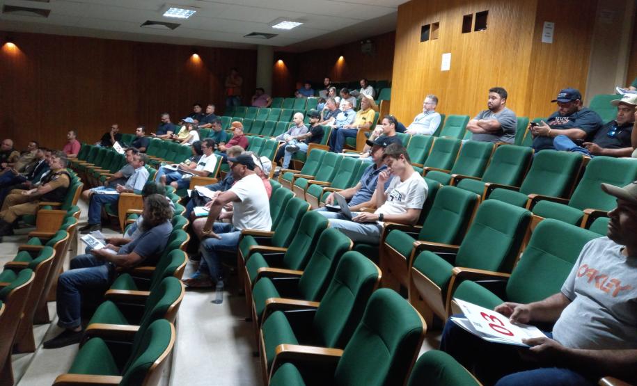 Leilão de sucatas realizado no auditório do DER/PR