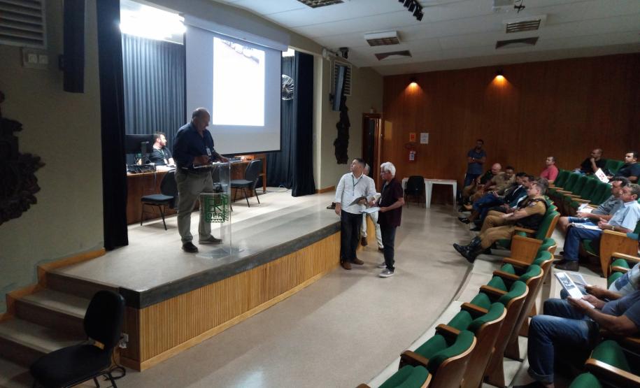 Leilão de sucatas realizado no auditório do DER/PR