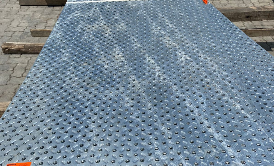 Placas metálicas de acabamento que serão instaladas na ponte