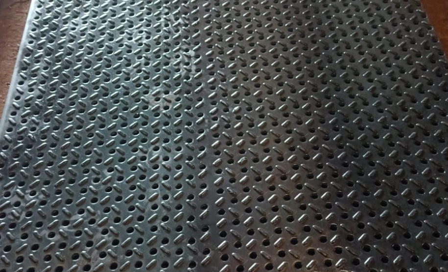 Placas metálicas de acabamento que serão instaladas na ponte