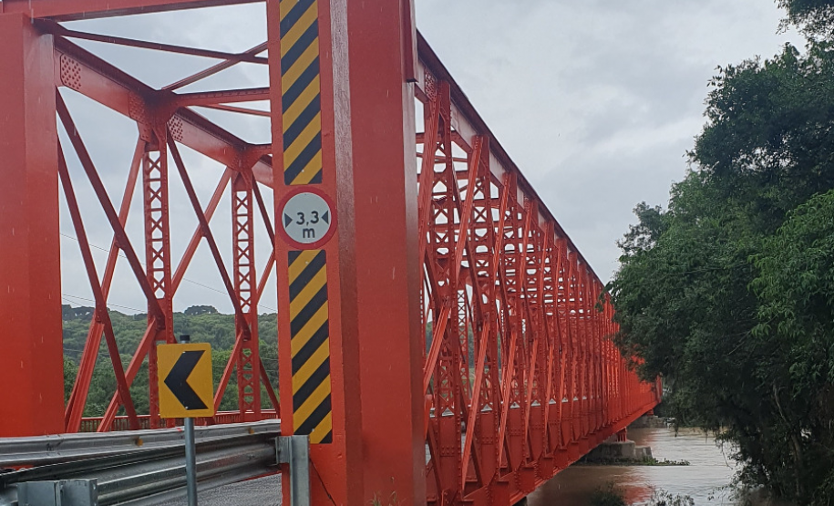 Ponte metálica na PR-427 entre a Lapa e Campo do Tenente