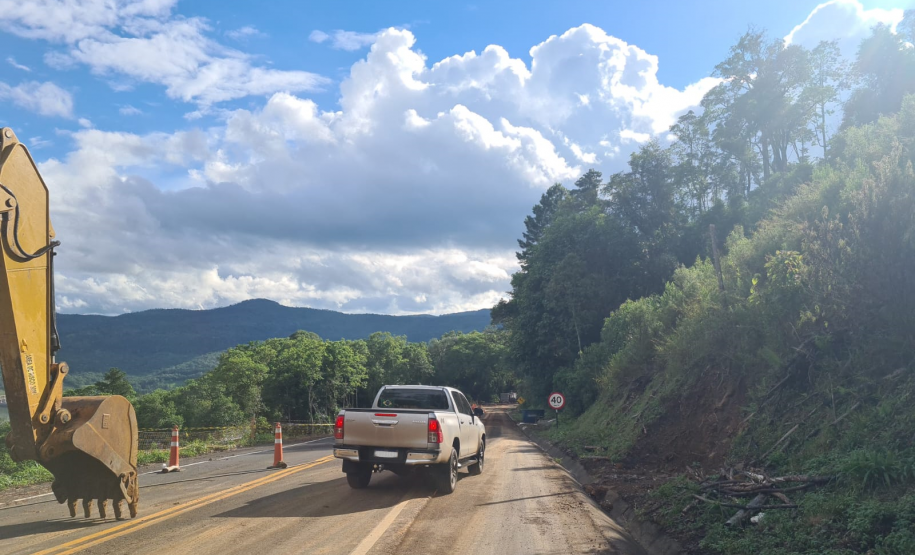 PR-170 em Pinhão, na Curva da Ferradura, travessia pelo acostamento