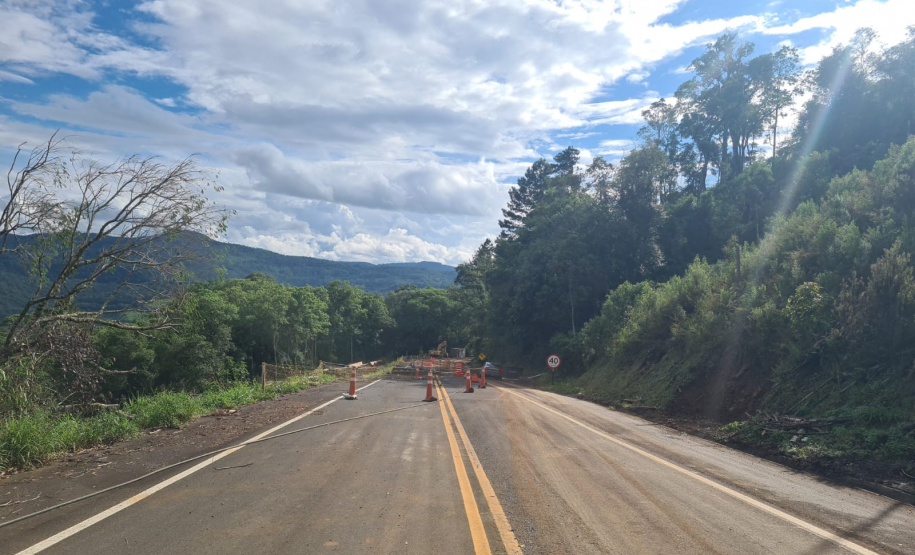 PR-170 em Pinhão, na Curva da Ferradura, travessia pelo acostamento