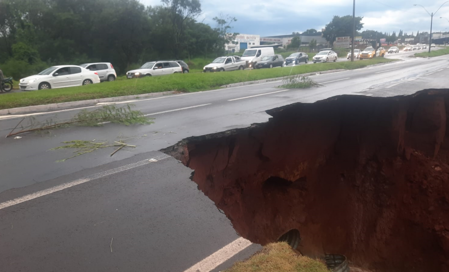 Bueiro colapsado na PR-323 em Umuarama