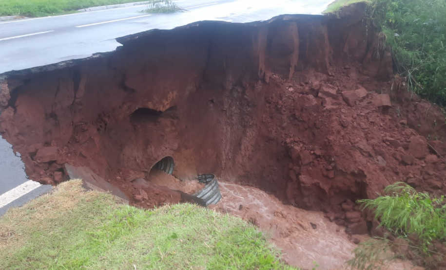 Bueiro colapsado na PR-323 em Umuarama