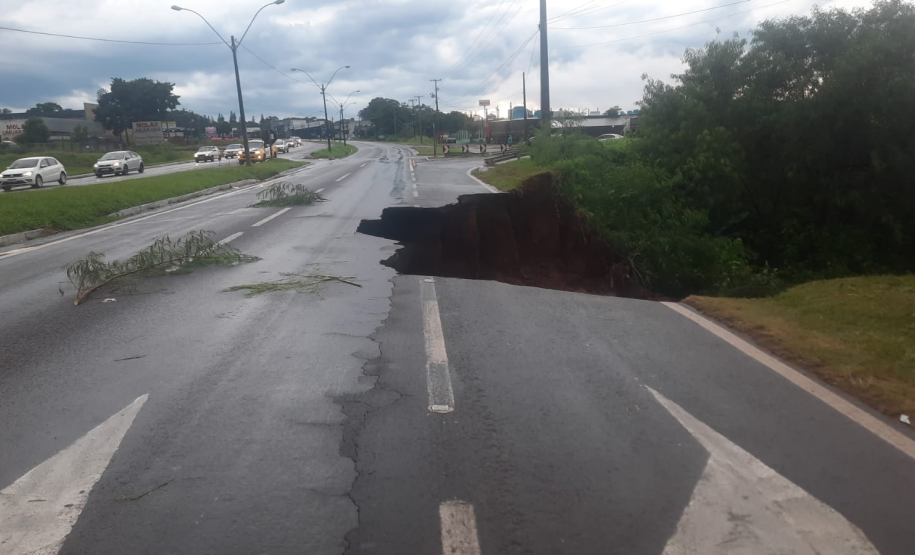 Bueiro colapsado na PR-323 em Umuarama
