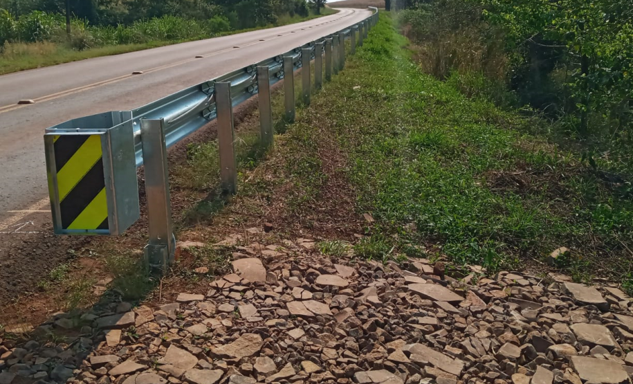 Implantação de defensa metálica com terminal absorvedor de energia