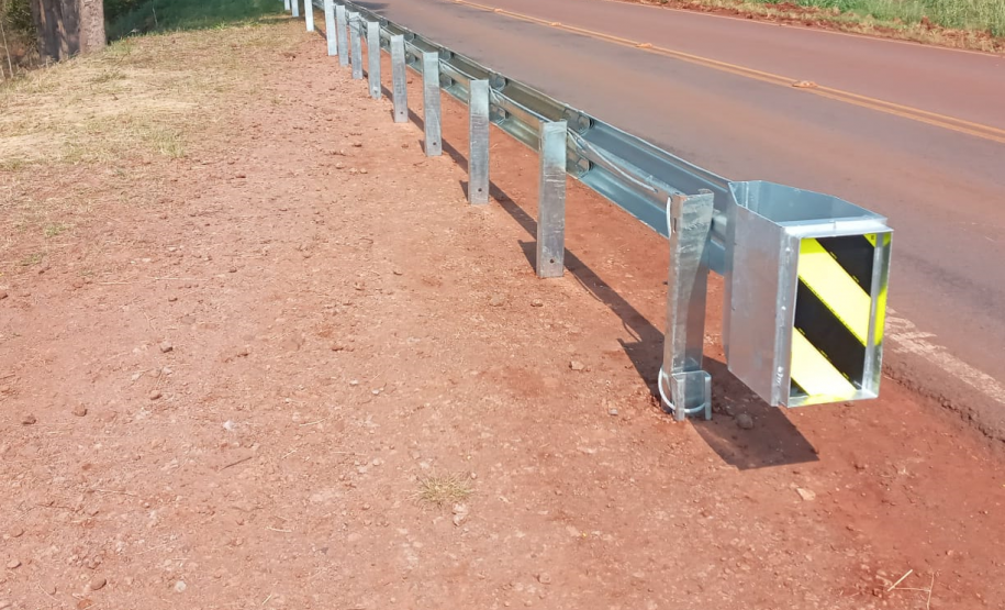 Implantação de defensa metálica com terminal absorvedor de energia