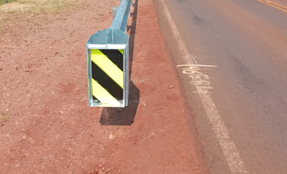 Implantação de defensa metálica com terminal absorvedor de energia