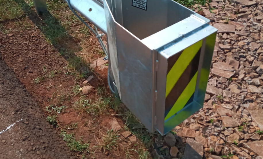 Implantação de defensa metálica com terminal absorvedor de energia