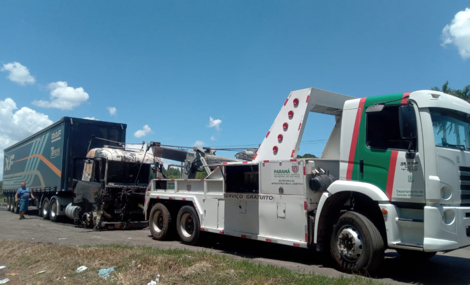 Guinchos do DER/PR atuando na BR-277 entre Curitiba e Guarapuava