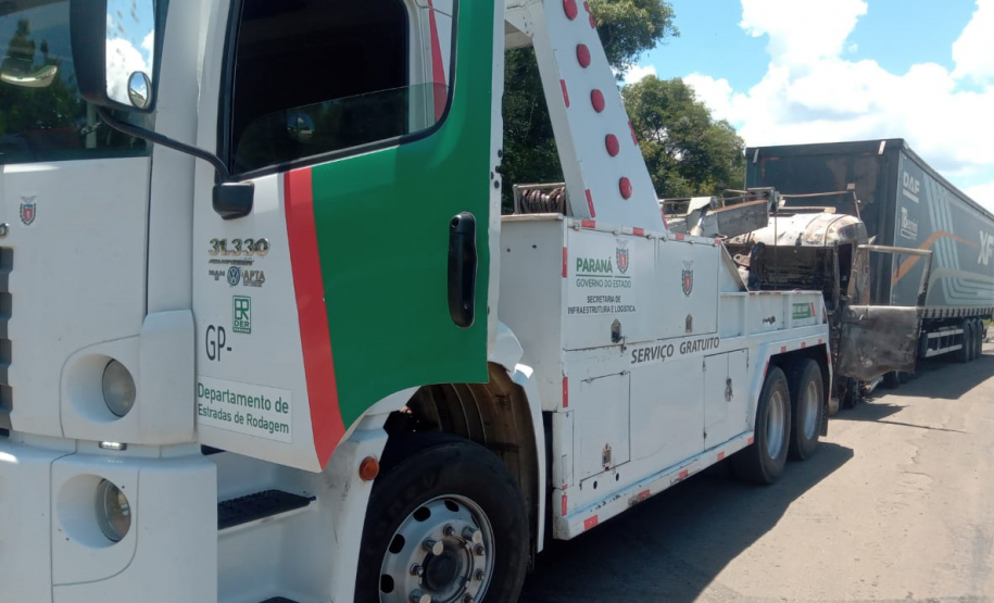 Guinchos do DER/PR atuando na BR-277 entre Curitiba e Guarapuava