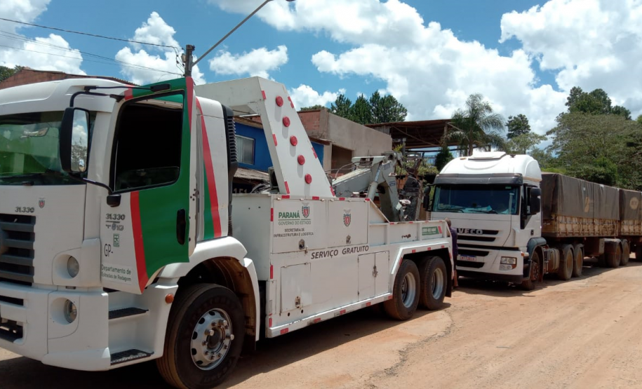 Guinchos do DER/PR atuando na BR-277 entre Curitiba e Guarapuava