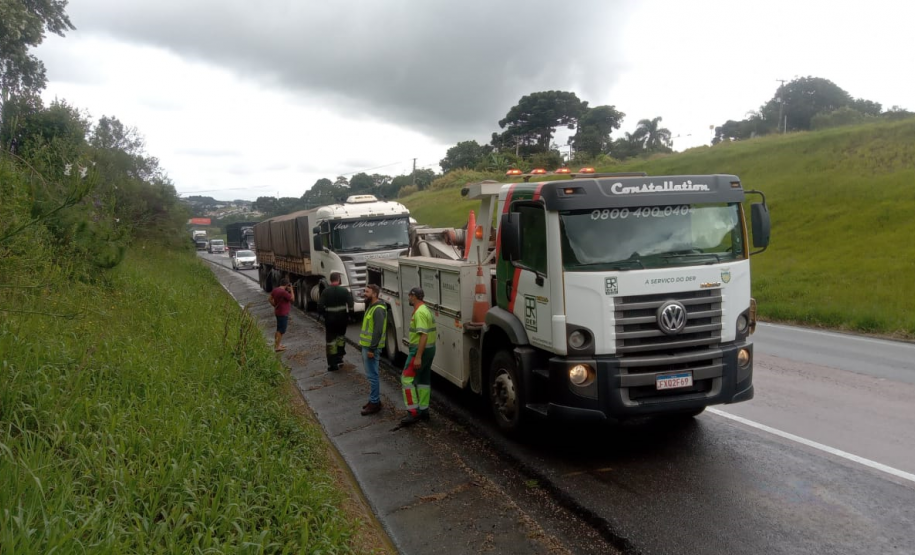 Guinchos do DER/PR atuando na BR-277 entre Curitiba e Guarapuava