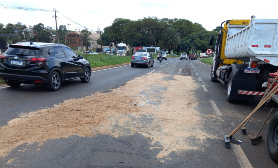 Limpeza de carga espalhada na pista