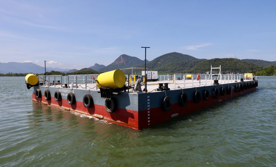 Chegada da balsa Perpetuar à baía de Guaratuba