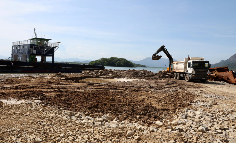 Chegada da balsa Perpetuar à baía de Guaratuba