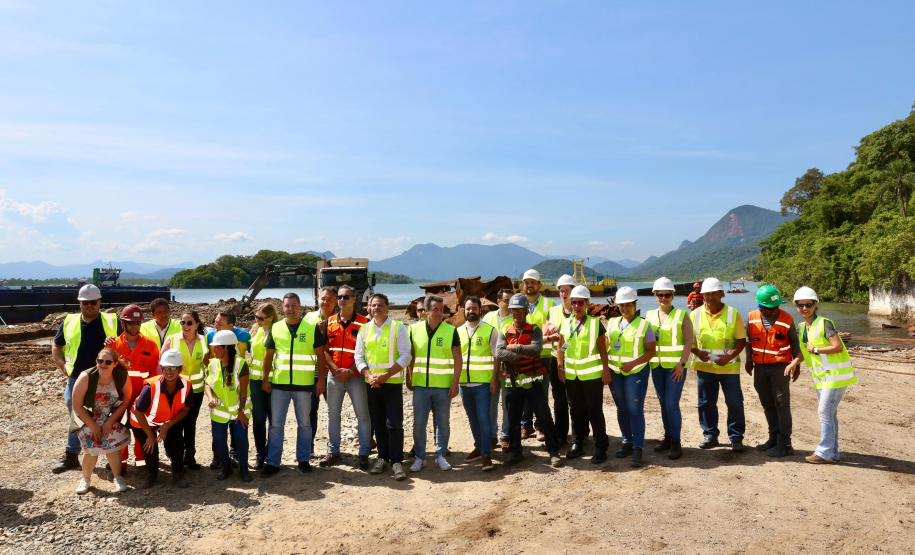 Chegada da balsa Perpetuar à baía de Guaratuba