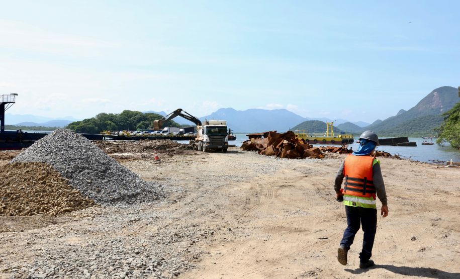 Chegada da balsa Perpetuar à baía de Guaratuba