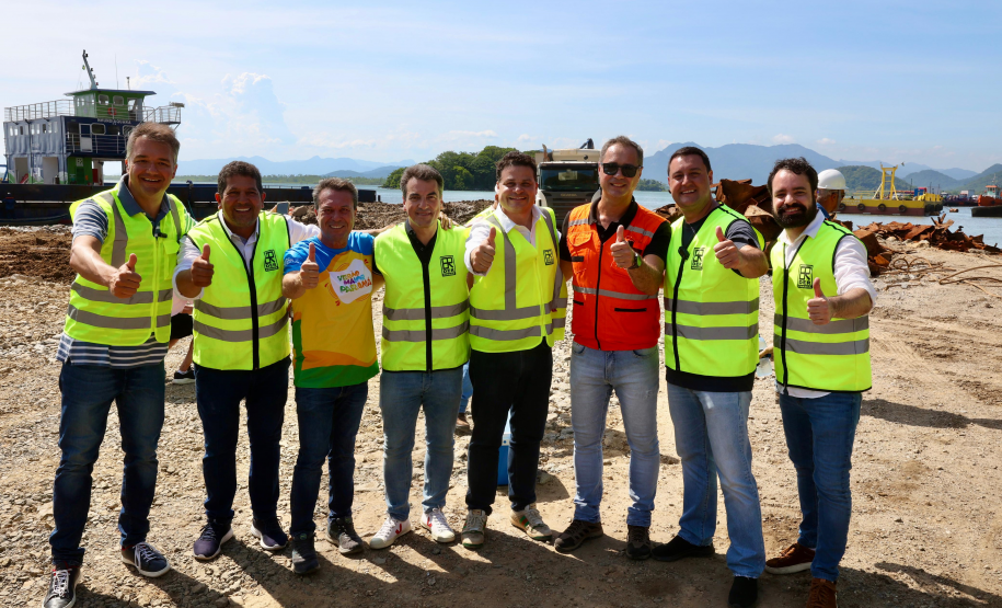 Chegada da balsa Perpetuar à baía de Guaratuba