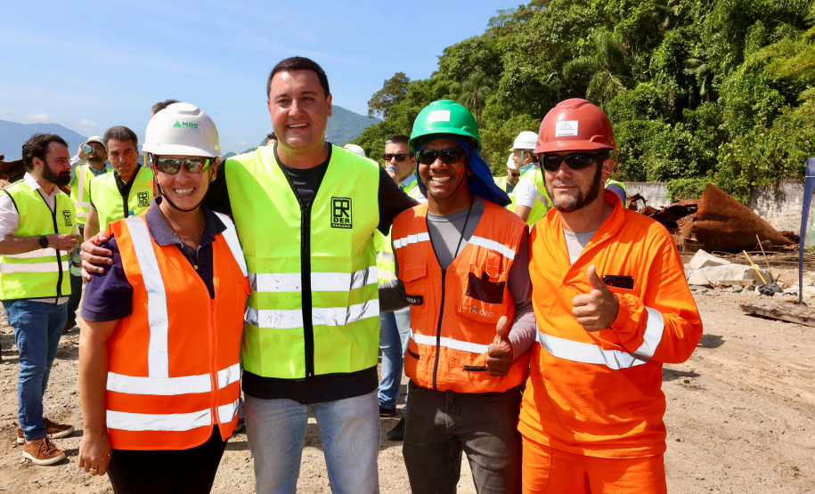 Chegada da balsa Perpetuar à baía de Guaratuba