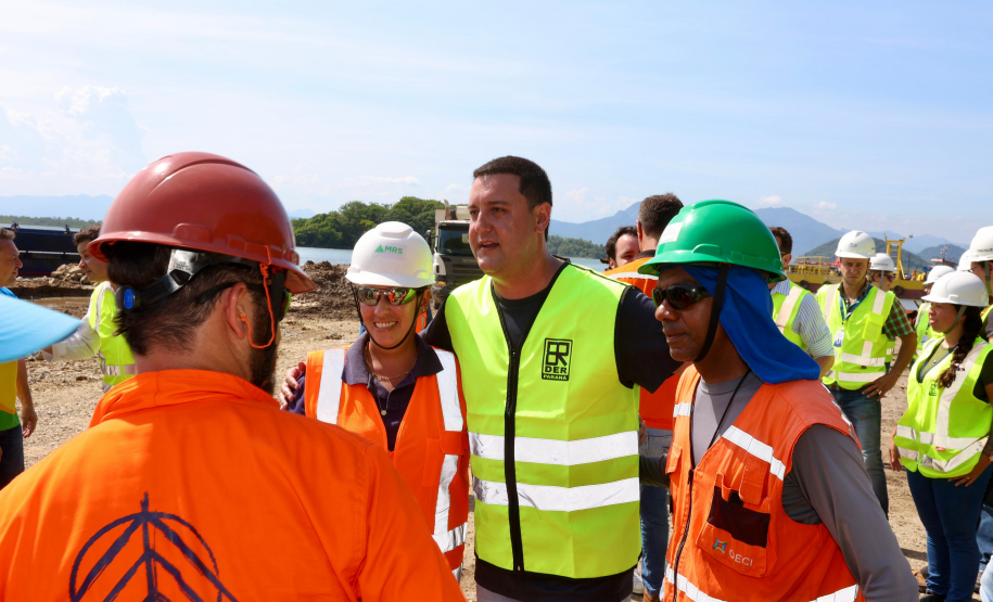 Chegada da balsa Perpetuar à baía de Guaratuba