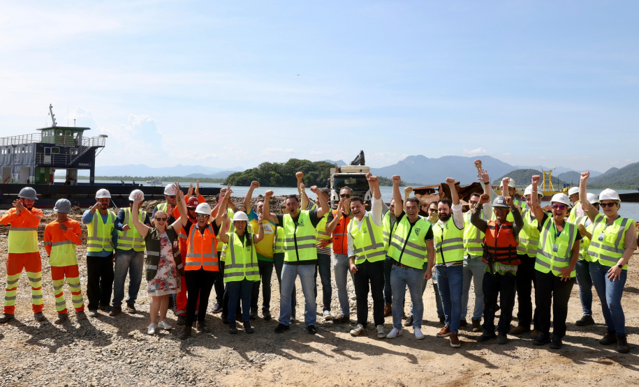 Chegada da balsa Perpetuar à baía de Guaratuba