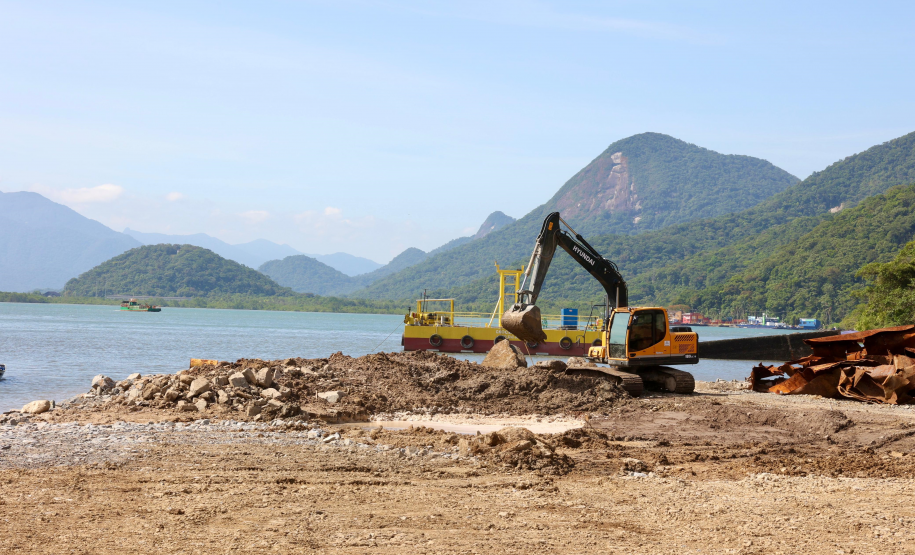 Chegada da balsa Perpetuar à baía de Guaratuba