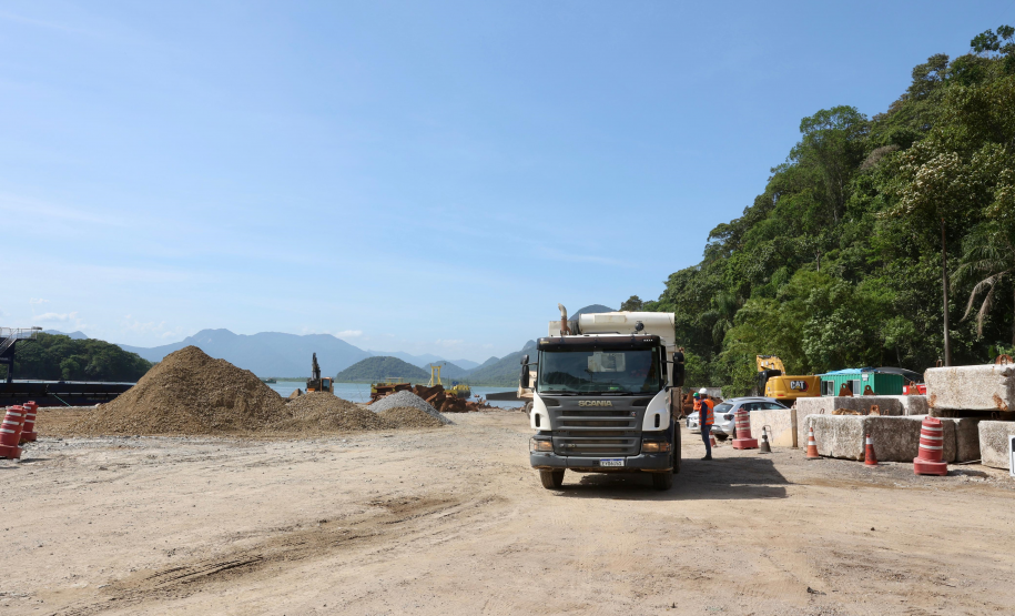 Chegada da balsa Perpetuar à baía de Guaratuba