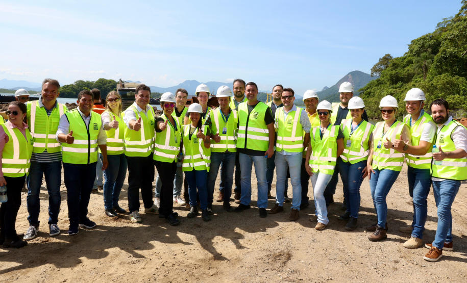 Chegada da balsa Perpetuar à baía de Guaratuba