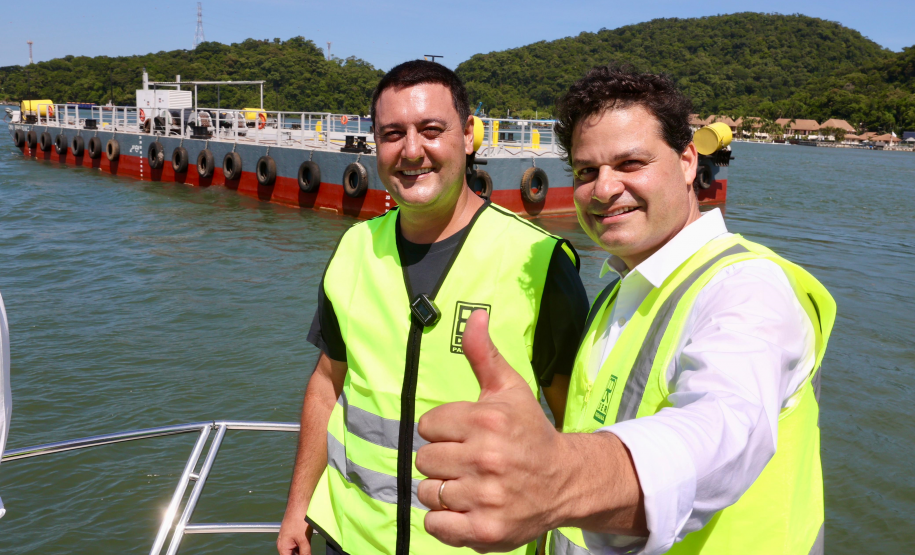Chegada da balsa Perpetuar à baía de Guaratuba