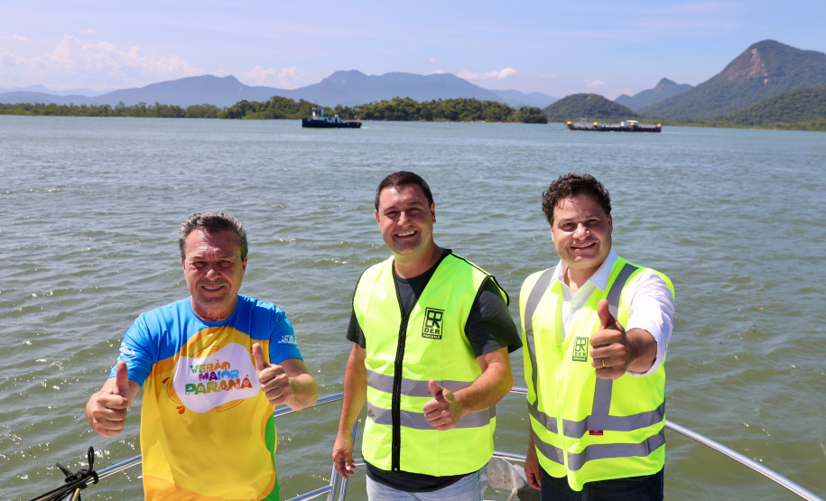 Chegada da balsa Perpetuar à baía de Guaratuba