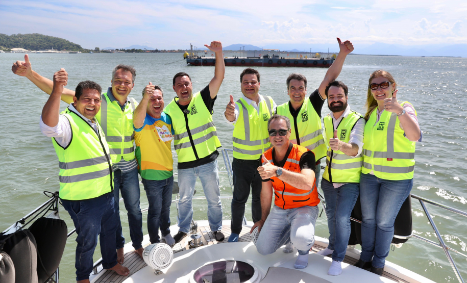 Chegada da balsa Perpetuar à baía de Guaratuba