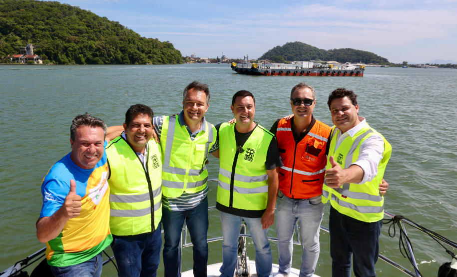 Chegada da balsa Perpetuar à baía de Guaratuba